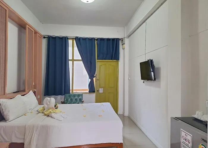 Happy 2 Patunam Hotel